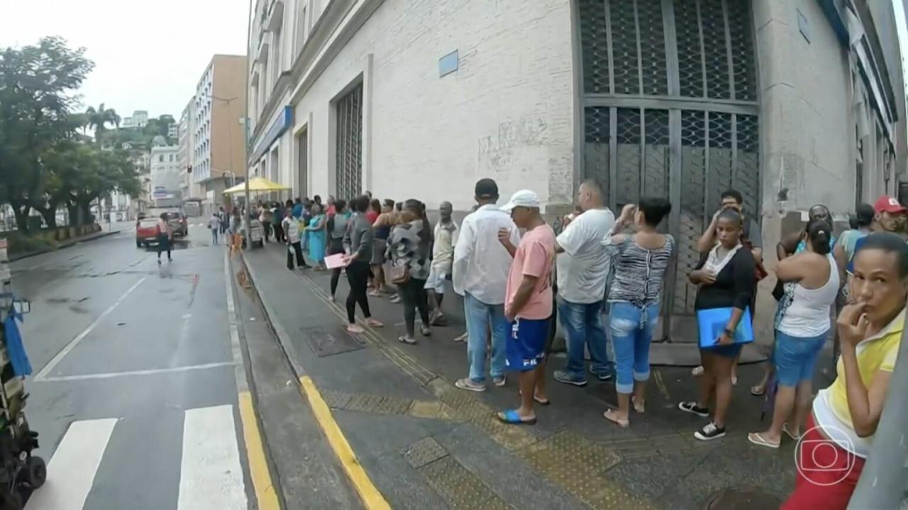 Bloqueio do Bolsa Família provoca filas em Salvador