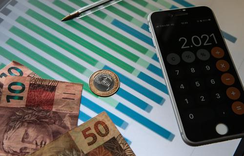 Empresas brasileiras gastam quase dez vezes mais tempo com impostos do que concorrentes
