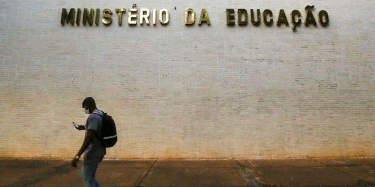Governo Lula vai suspender implementação do novo ensino médio