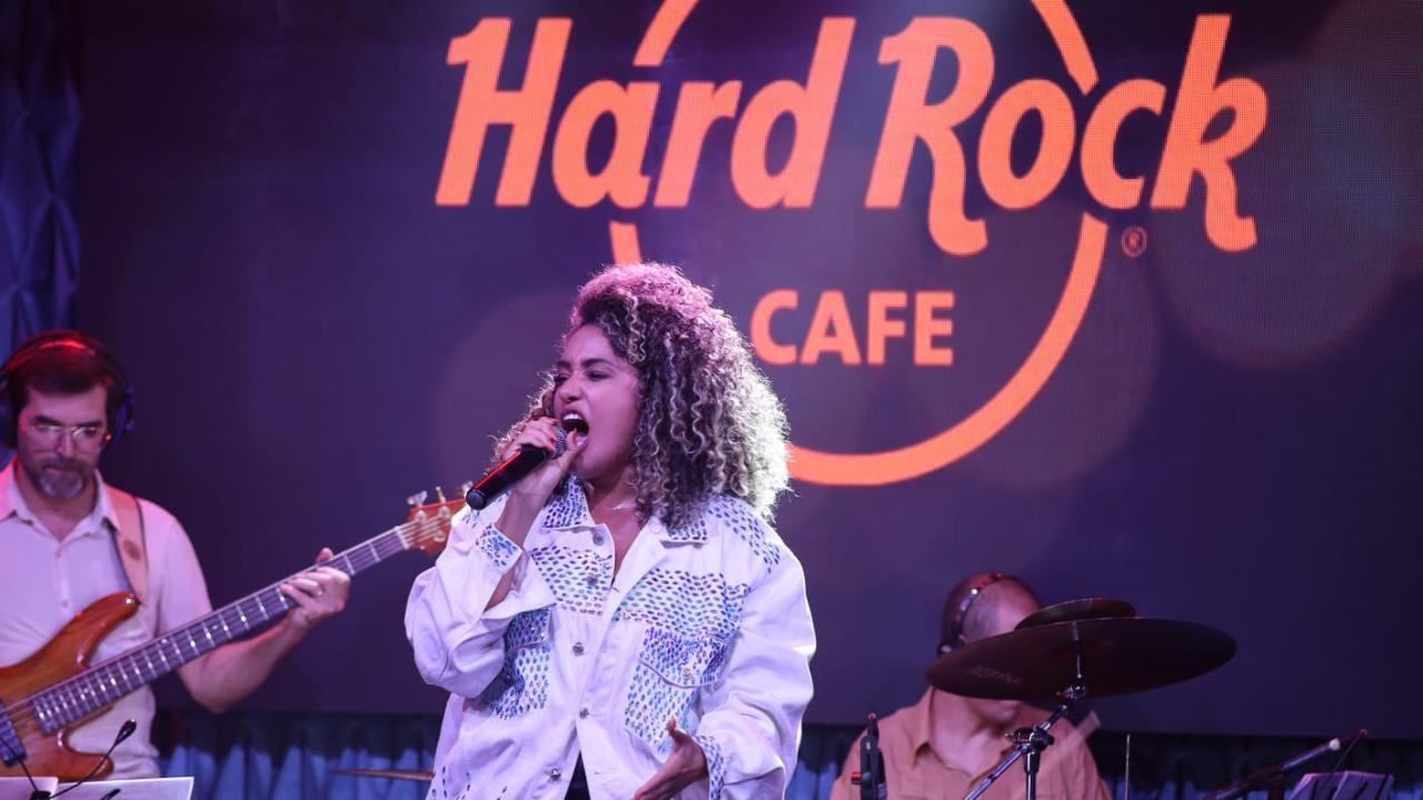 Leidy Murilho se apresenta no Hard Rock Café de Curitiba