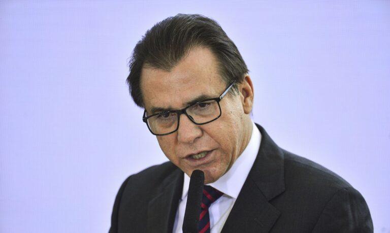 Ministro volta a atacar reforma trabalhista e defende sindicatos