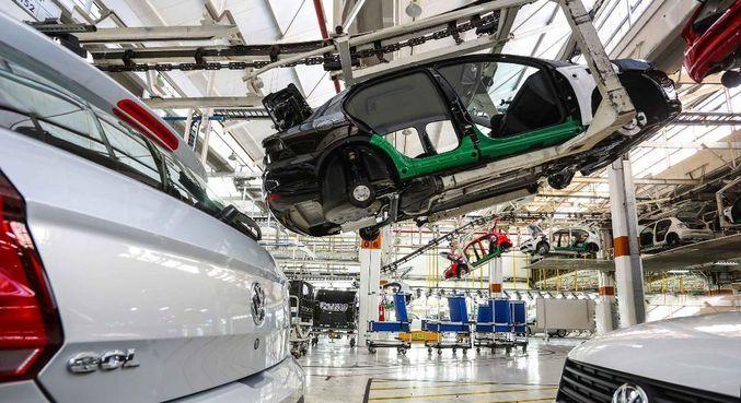 Produção industrial recua em fevereiro, 3º mês sem crescimento