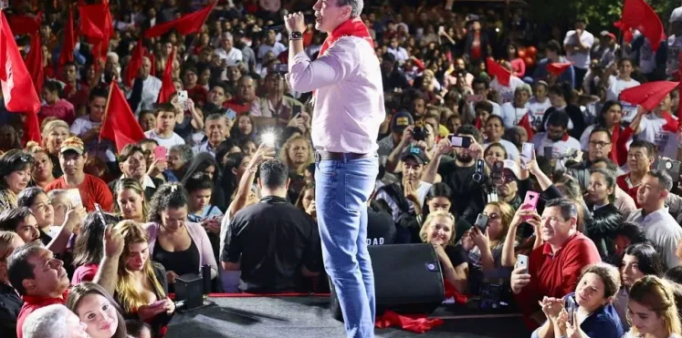 Santiago Peña é favorito para ganhar eleições presidenciais no Paraguai