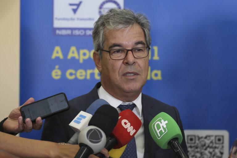 Sem falar inglês, petista muda estatuto, para ficar em cargo de R$ 65 mil