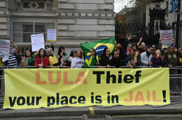Londres: Brasileiros protestam contra o presidente Lula com cartazes de “ladrão” e “seu lugar é na prisão