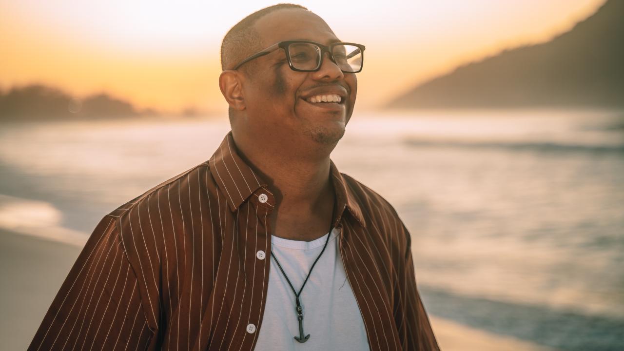 “Adoração” é o novo single de Carlos Meneleu pela Blessed Music