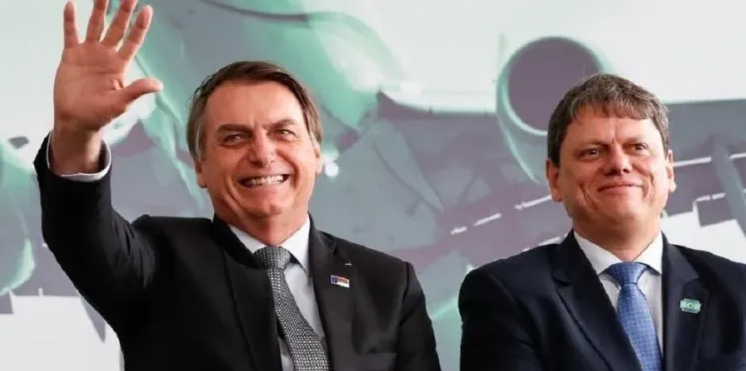 Ao lado de Bolsonaro, Tarcísio diz que invasores de terra serão presos