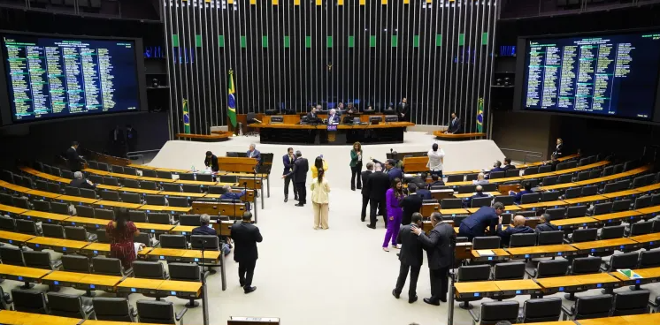 Câmara aprova PL que obriga salários iguais para homens e mulheres