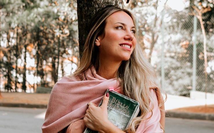 Cantora Feh Simonato apresenta o single “Cheio de Ti”, canção que clama por mais de Deus