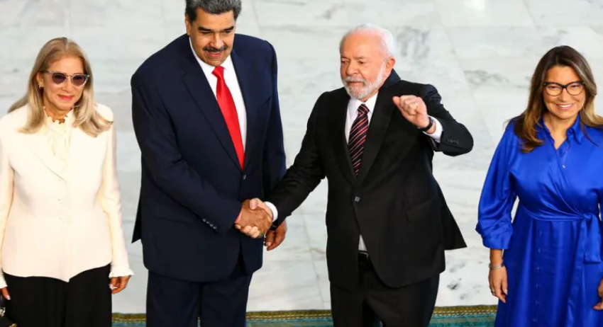 Ditador Nicolás Maduro sobe rampa do Palácio do Planalto para reunião com Lula