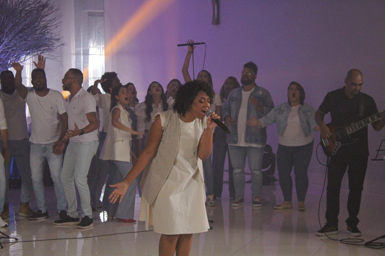 Ketlyn Tayná regrava sucesso de Aline Barros; Ouça “Ao Erguermos as Mãos”
