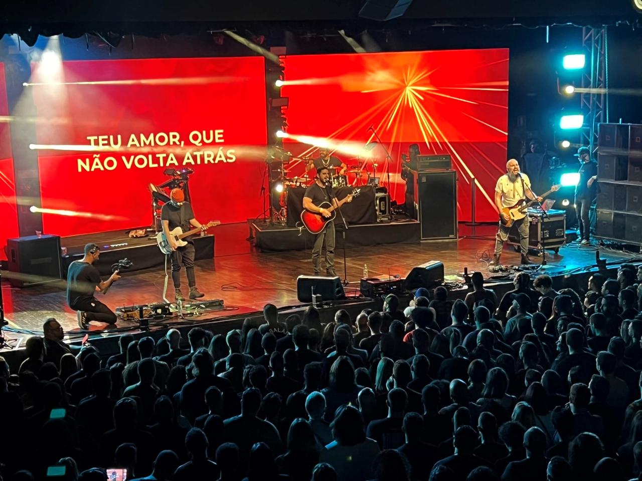 “Minha Esperança”, de Tarik Mohallem, cantando uma oração de fé que desafia o sofrimento