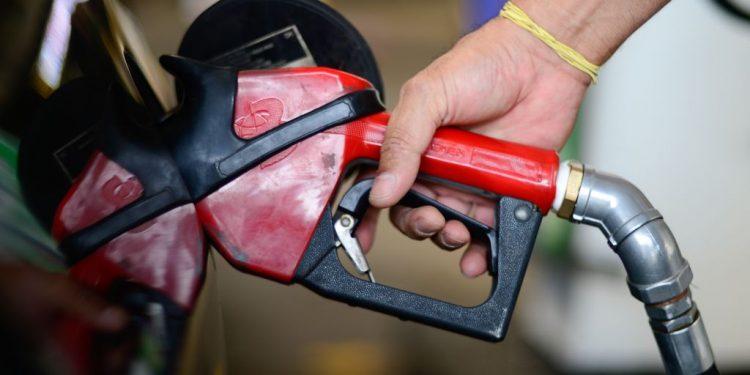 Nova mudança no ICMS deve aumentar gasolina em R$ 0,16 por litro na bomba
