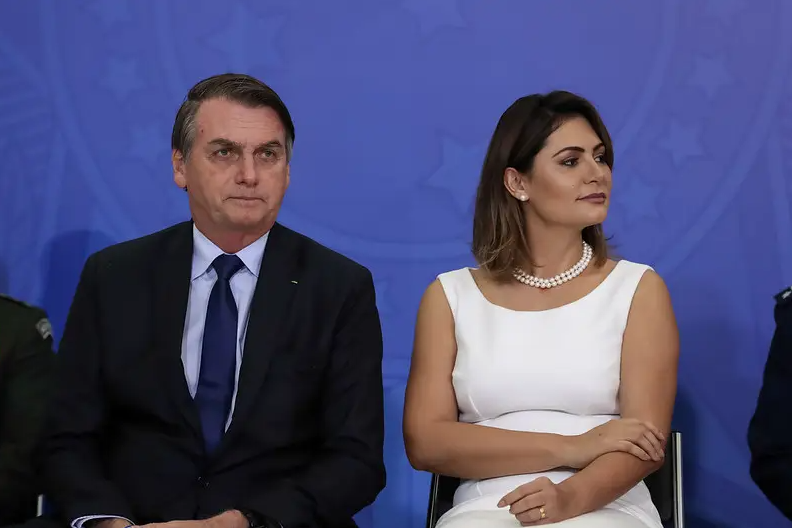 Psol aciona MPF para obrigar Bolsonaro a vacinar a filha