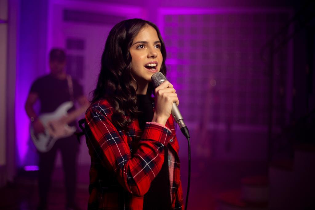 “Se Estou Com o Rei” é o novo single autoral de Babi Garcia