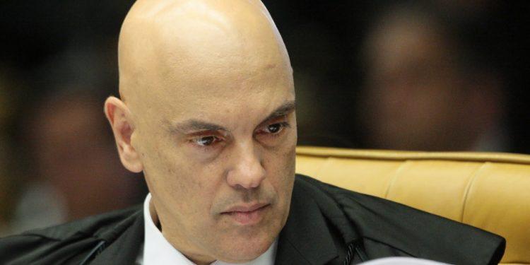 Alexandre de Moraes restringe visitas e impede pai de Mauro Cid de vê-lo