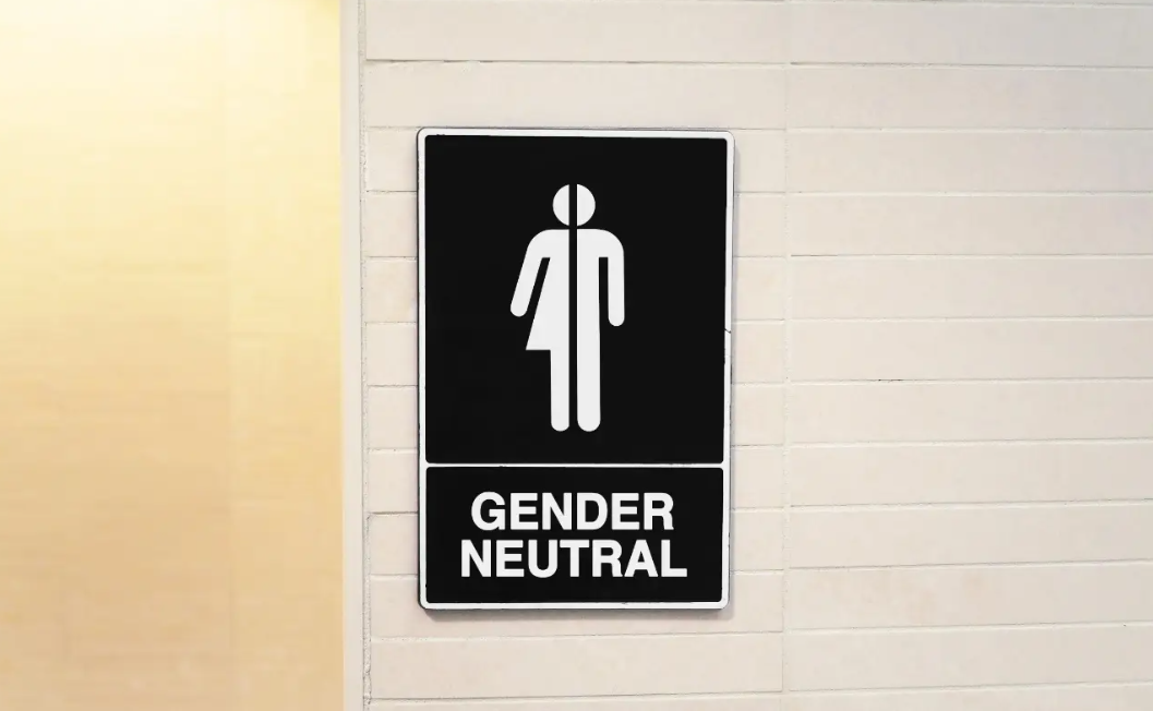 Aluna é severamente espancada por colega trans no banheiro