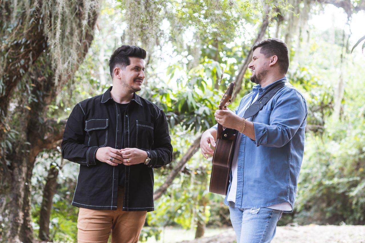 André e Felipe lançam canção inédita, “Bom Dia Deus”