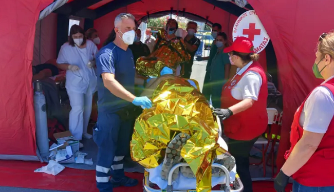 Barco com refugiados afunda na Grécia, deixando 59 mortos