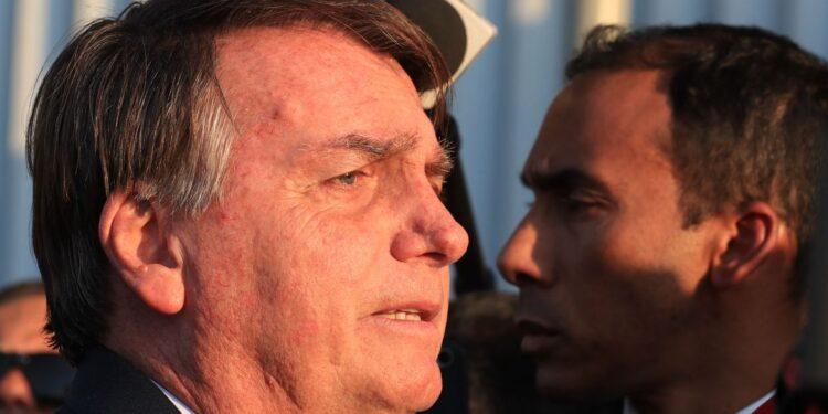 Bolsonaro está a um voto de se tornar inelegível; TSE retoma julgamento amanhã