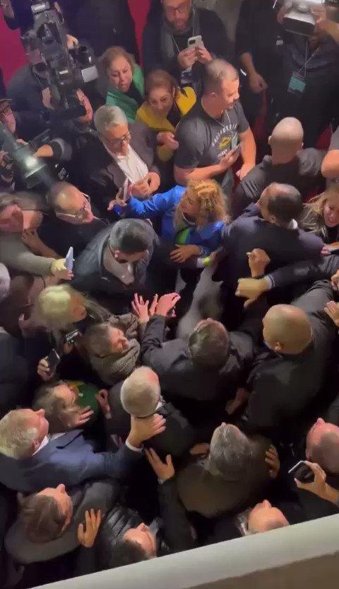 Em dia de Julgamento sobre ilegitimidade, Bolsonaro demonstra super-popularidade e constrange juristas
