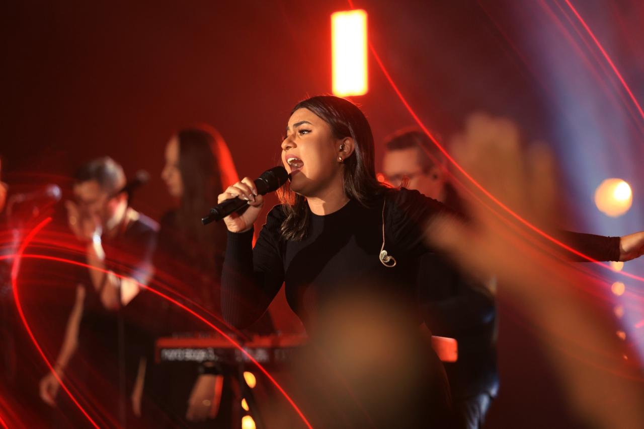 Gabrielli Sousa declara com emoção a força do amor de Deus em “Motivos Para Comemorar”