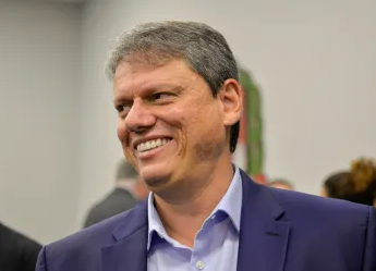 Mesmo com tantos nomes de esquerda, Tarcísio lidera popularidade digital entre governadores