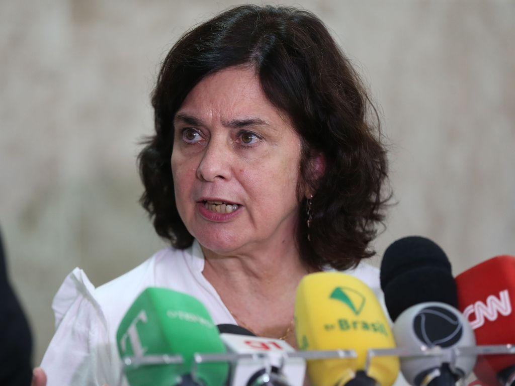Ministra da Saúde diz que governo vai punir ‘médicos antivacina’