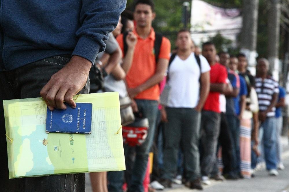 Número de empregos com carteira assinada criados em maio cai 44%