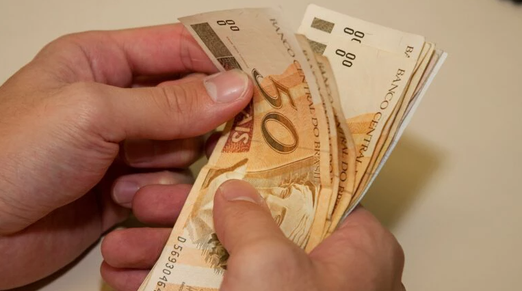 Poupança bate recorde de retiradas em maio