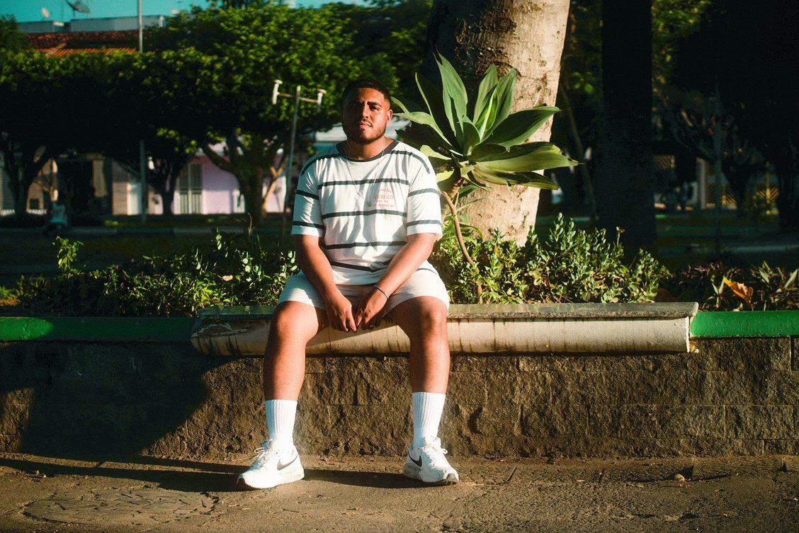 Silas Magalhães une trap e pagode em seu novo single “Fim de Tarde”