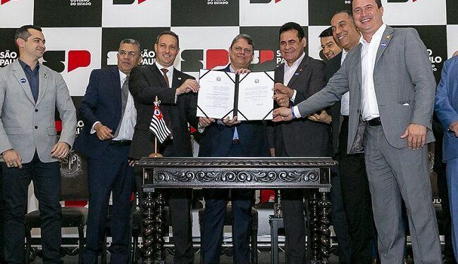 Tarcísio sanciona reajuste médio de 20% para as polícias de São Paulo