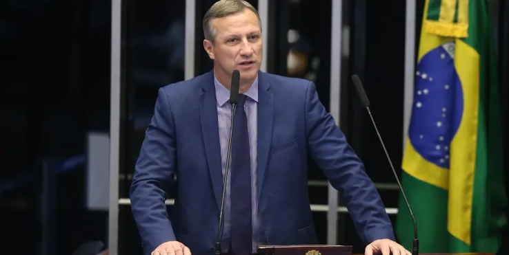 Ubiratan Sanderson cria projeto de lei para anistiar Bolsonaro
