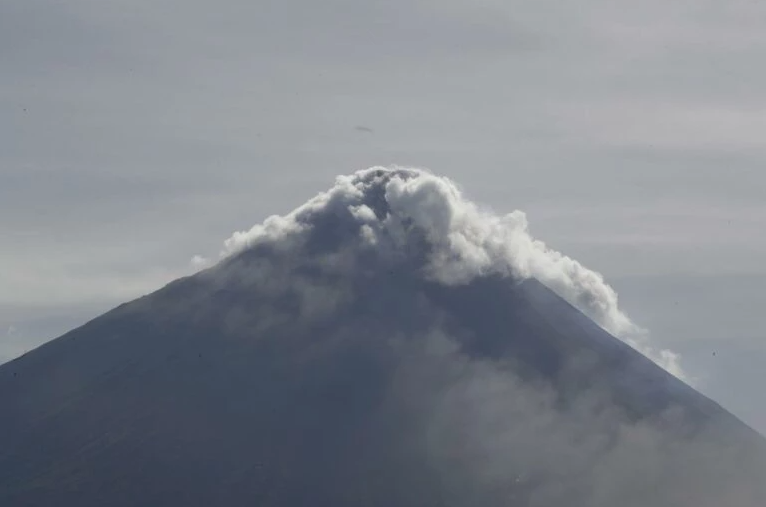 Vulcão nas Filipinas expele lava e moradores saem às pressas