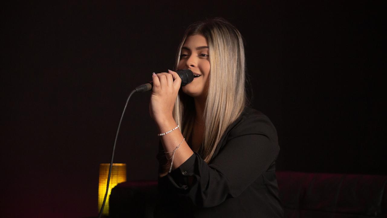 A jovem cantora Raissa Cespedes interpreta lindamente o clássico cristão “O Rei Está Voltando”