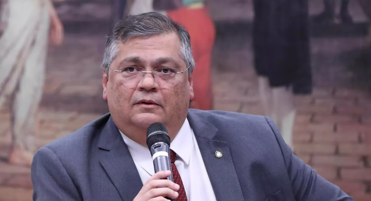 Flávio Dino manda Policia Federal analisar falas de Eduardo Bolsonaro