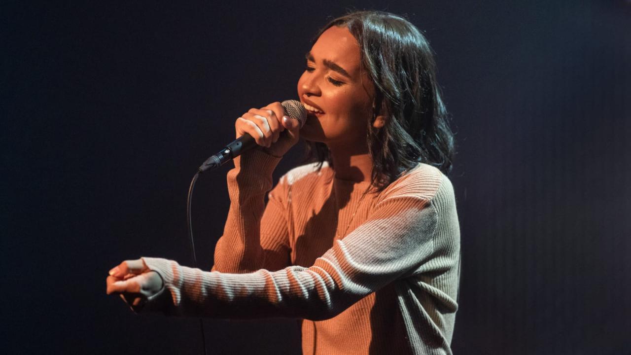 Grace Jhones estreia na Graça Music expressando seu amor por Cristo em “Tua Graça”