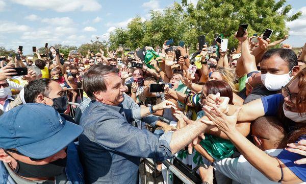 PGR quer dados de todos seguidores de Bolsonaro nas redes sociais