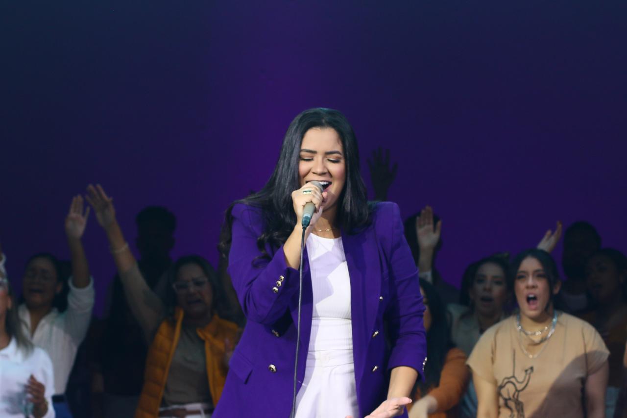 “Sensibilidade”, o primeiro amor em destaque na belíssima voz de Stella Laura