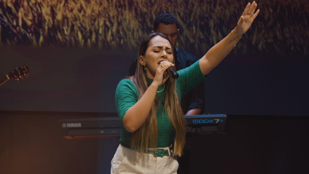 A cantora Jheniffer Melo lança a bela canção autoral “Teu Querer”