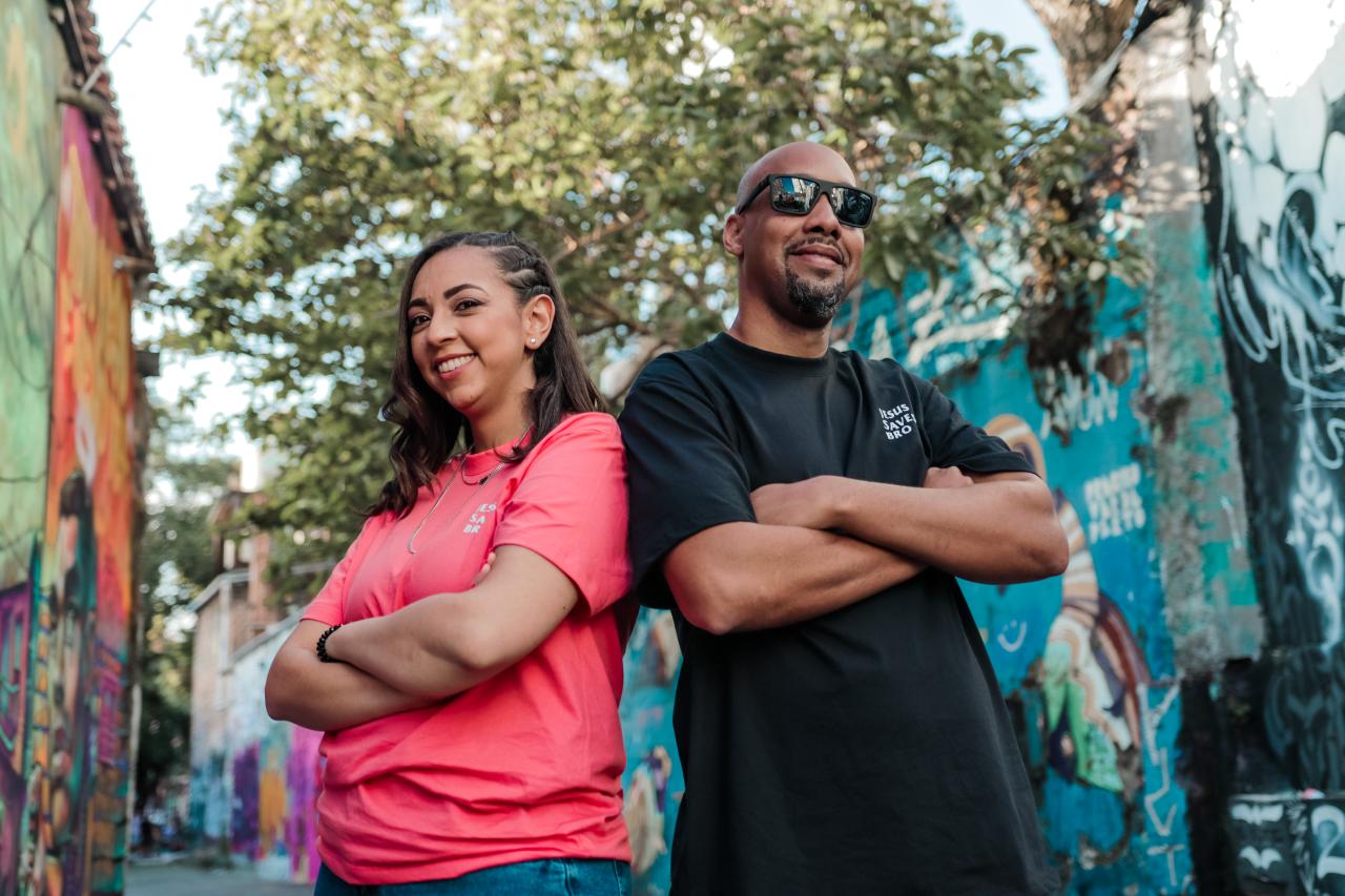 “Cercado Pelo Teu Poder”, o ardente desejo por mais da presença de Deus na canção de Maya Molina e Fabão MC