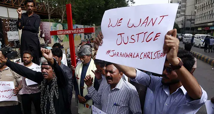 Cristãos paquistaneses cultuam em igrejas atacadas