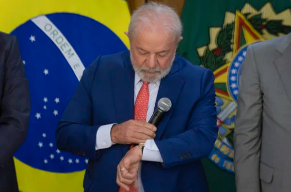 Deputado aciona TCU para investigar relógio não declarado por Lula