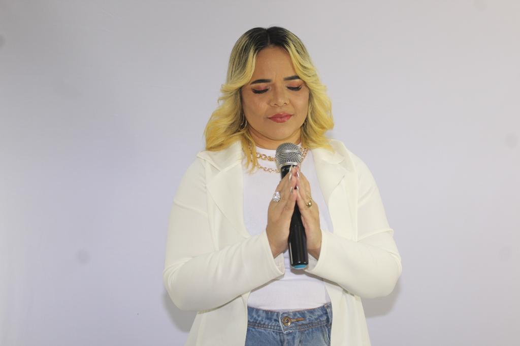 Em uma adoração profunda, Andreia Tavares canta “Cuida do meu Coração”