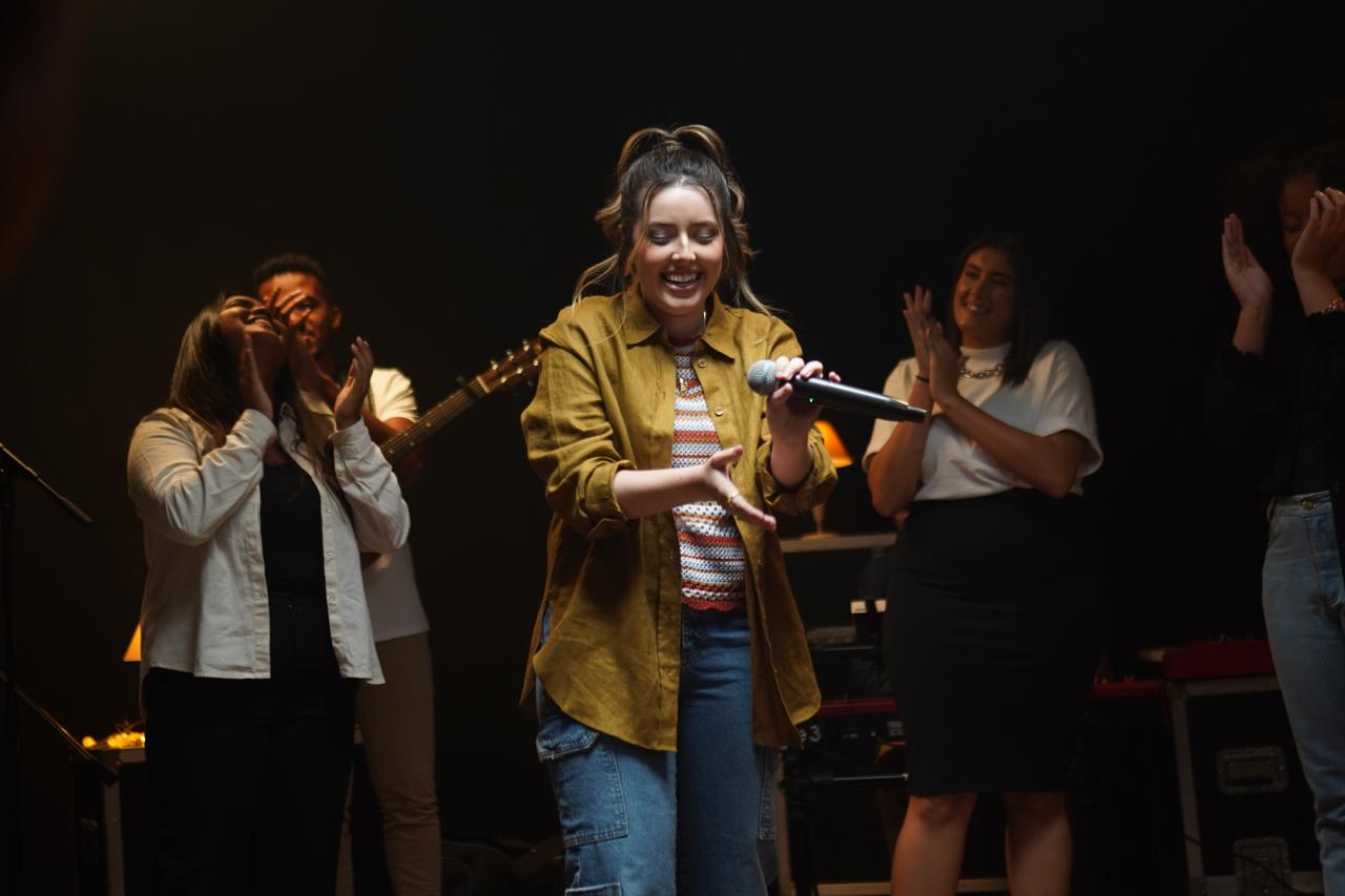 Esther Marcos e a canção “Espere”, derrotando gigantes na força de Deus