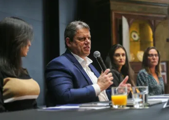 Governo Tarcísio planeja criar programas educacionais para moradores de ruas de SP