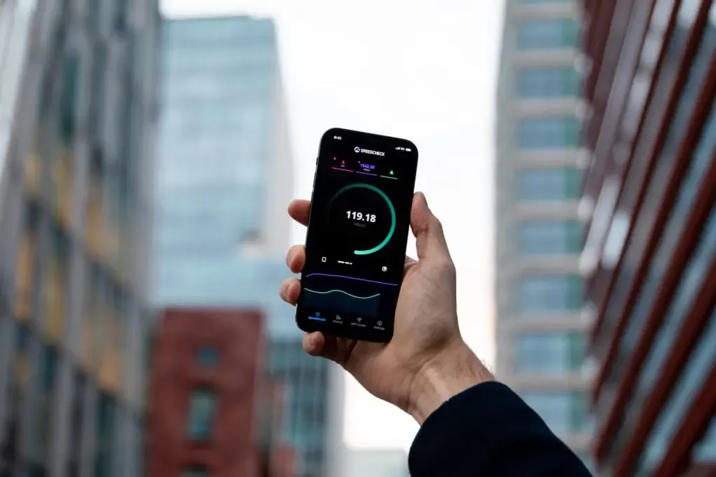 Internet fixa 5G gera conexão de fibra óptica sem cabo