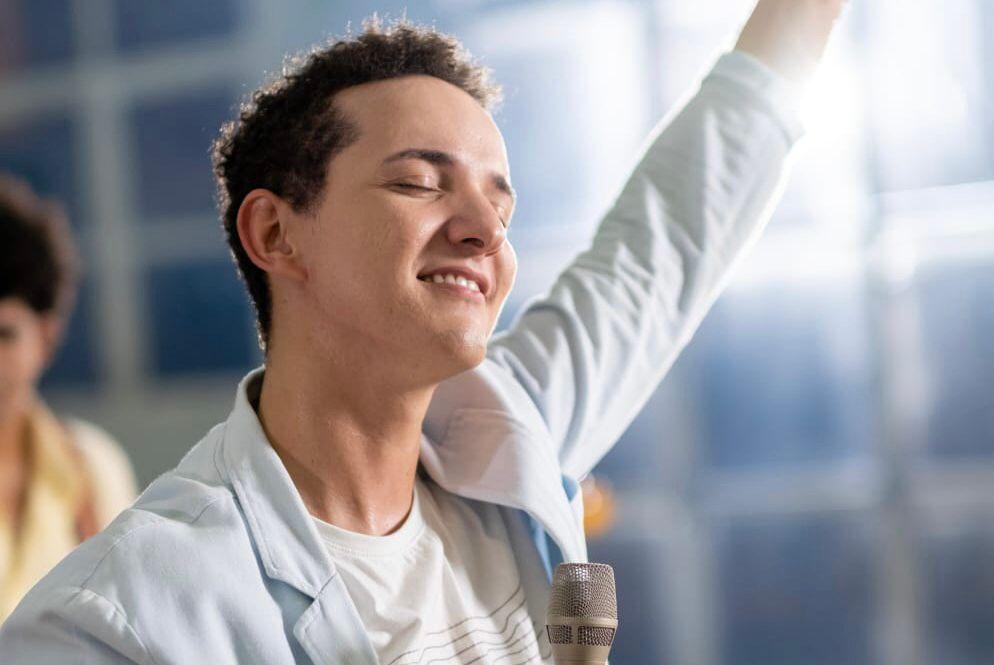 Leonardo Pontes retrata o ser humano como brasa ardente em seu novo single 