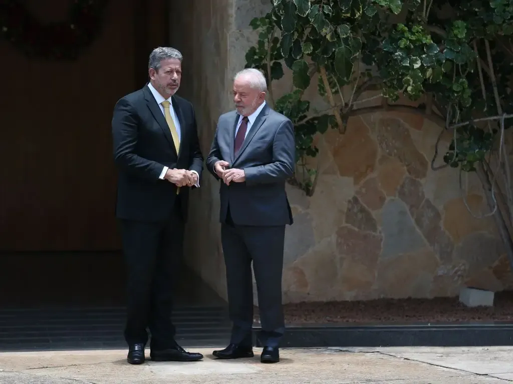 Lula está loteando o governo