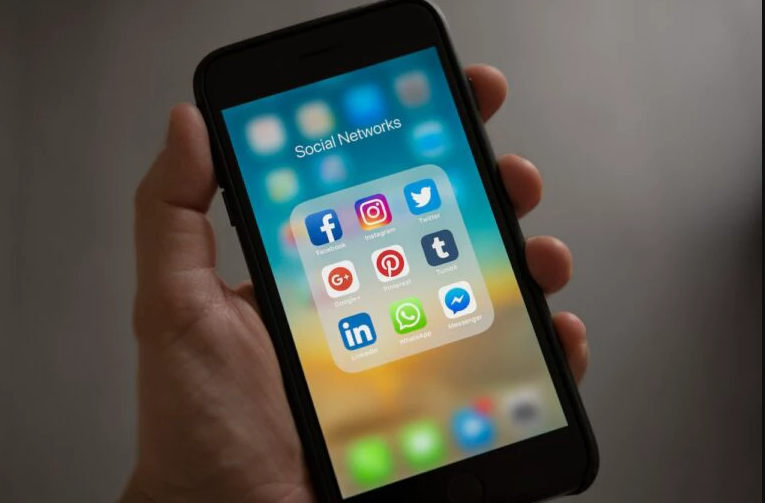 Maioria dos brasileiros é contra regular redes sociais, diz pesquisa